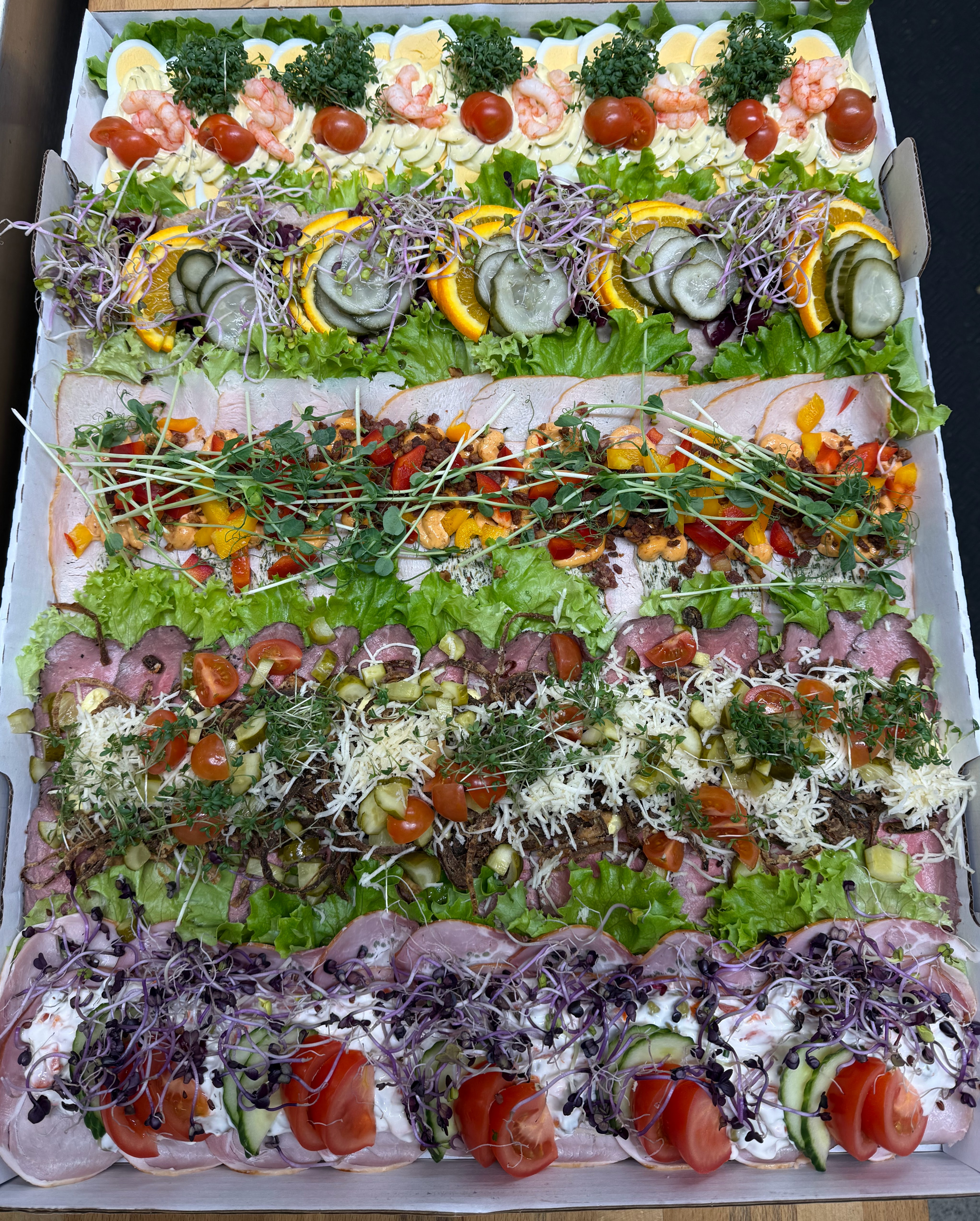 Stor pålægsplade på rugbrød