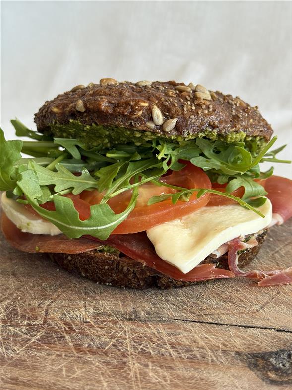 Serrano rugbrødssandwich